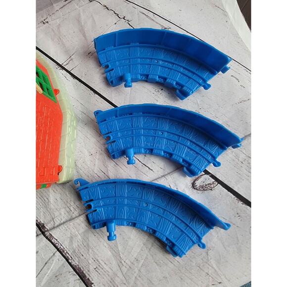 Thomas and friends Train Depot With 3 Blue Track Pieces - Picture 5 of 9
